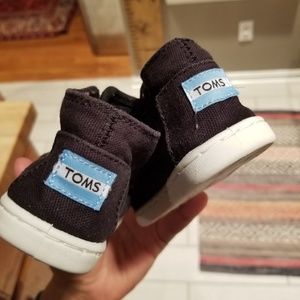 Tom's canvas ankle boot, size 6 infant/toddler